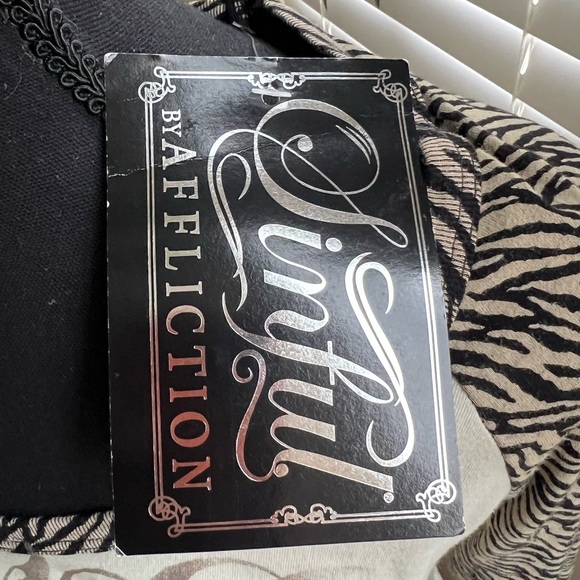 🌻NWT Sinful T-Shirt - Women's Dirty White Sand Lava Wsh | Buckle - Picture 3 of 3